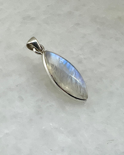 Rainbow Moonstone in 0.925 Silver