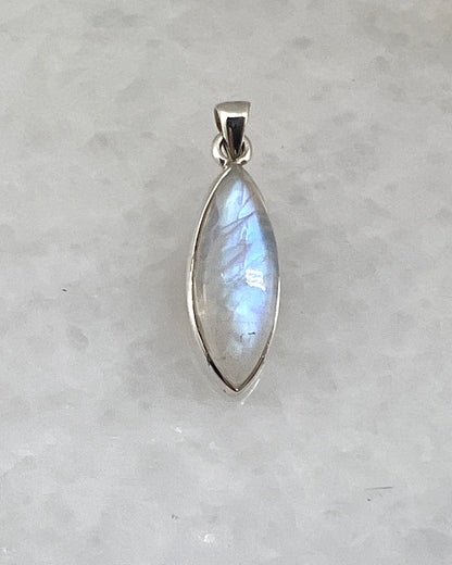 Rainbow Moonstone in 0.925 Silver