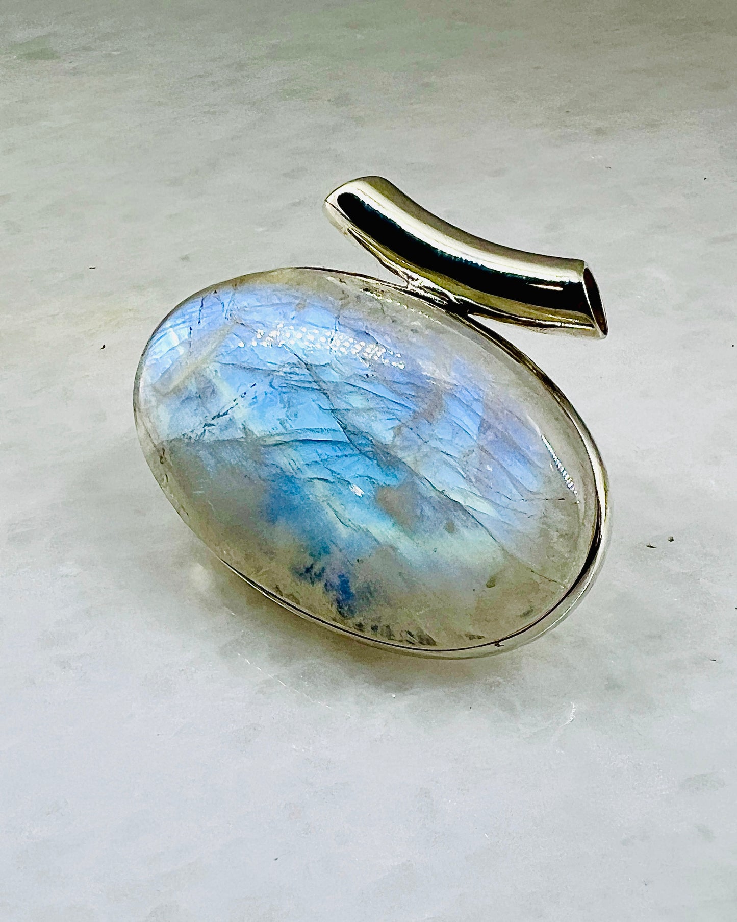 Rainbow Moonstone in 0.925 Silver
