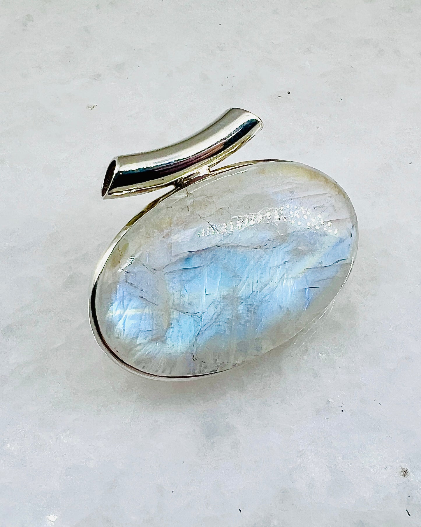Rainbow Moonstone in 0.925 Silver