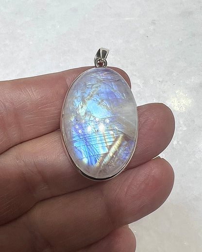Rainbow Moonstone in 0.925 Silver