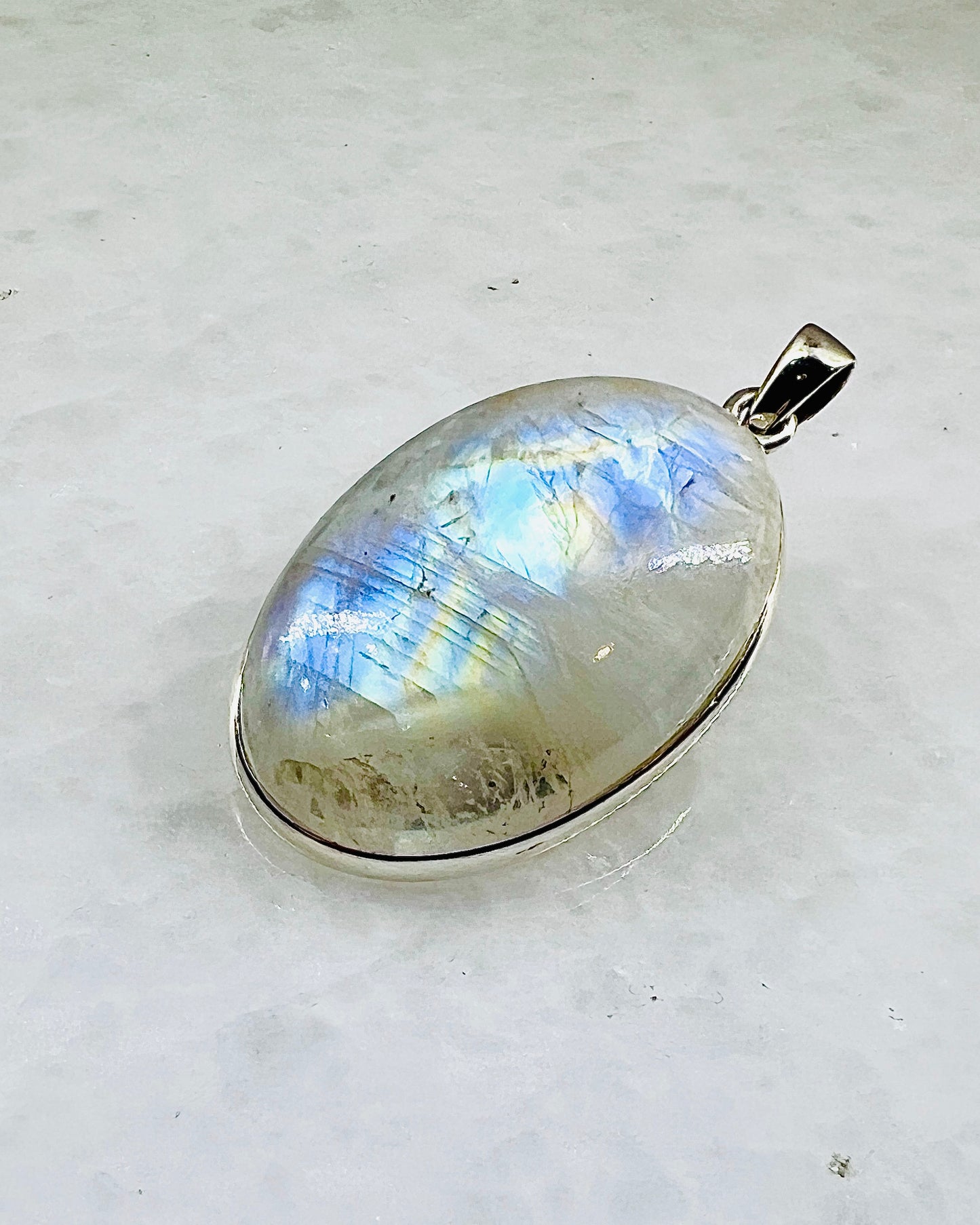 Rainbow Moonstone in 0.925 Silver