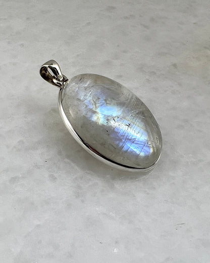 Rainbow Moonstone in 0.925 Silver