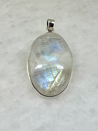Rainbow Moonstone in 0.925 Silver