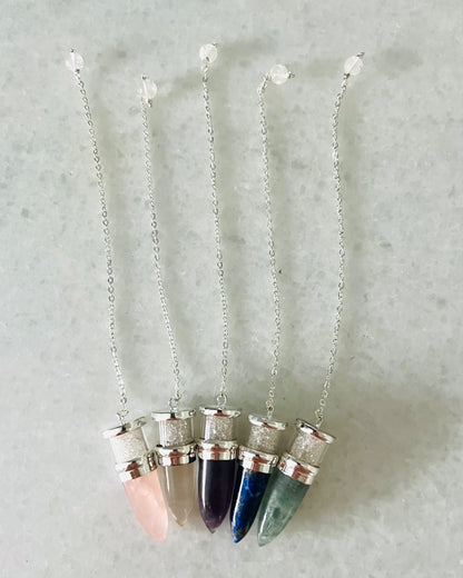 Pendules remplis de pierres d'Herkimer : 15 pointes de quartz, 15 pointes de quartz rose, 5 pointes d'aigue-marine, 4 pointes de lapis-lazuli et 10 pointes d'améthyste.