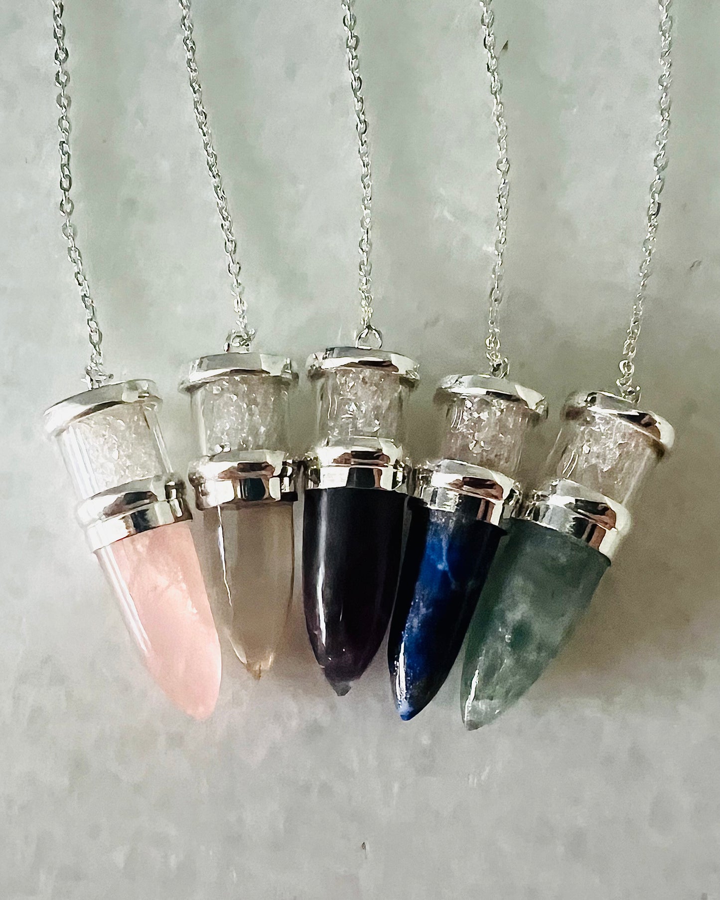 Pendules remplis de pierres d'Herkimer : 15 pointes de quartz, 15 pointes de quartz rose, 5 pointes d'aigue-marine, 4 pointes de lapis-lazuli et 10 pointes d'améthyste.