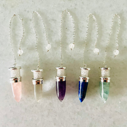 Pendules remplis de pierres d'Herkimer : 15 pointes de quartz, 15 pointes de quartz rose, 5 pointes d'aigue-marine, 4 pointes de lapis-lazuli et 10 pointes d'améthyste.